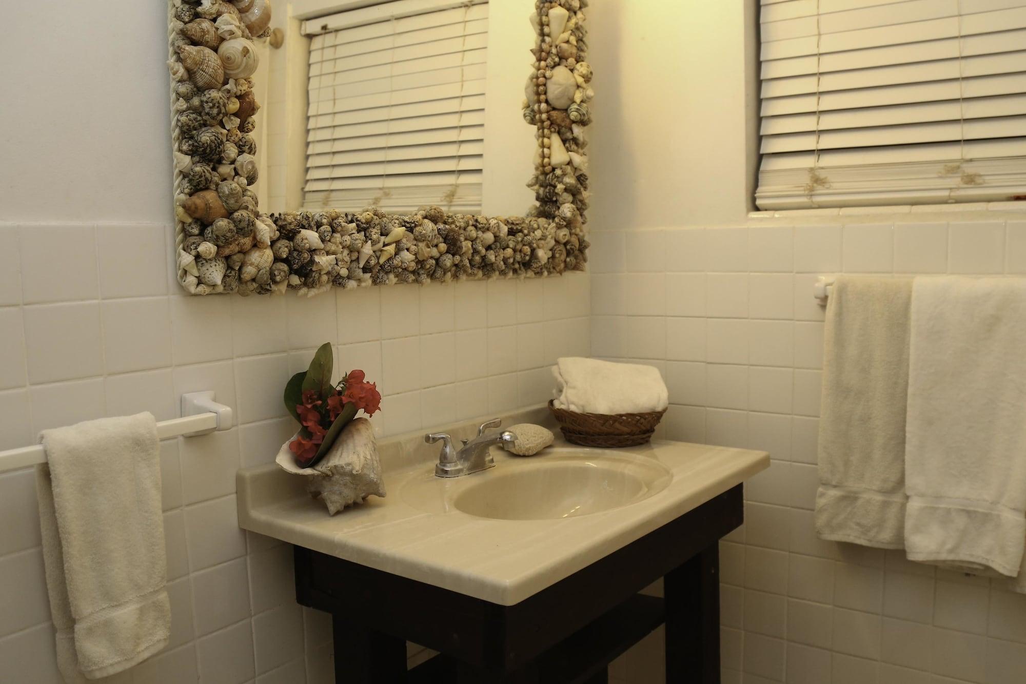 Tingum Village Hotel Dunmore Town ภายนอก รูปภาพ