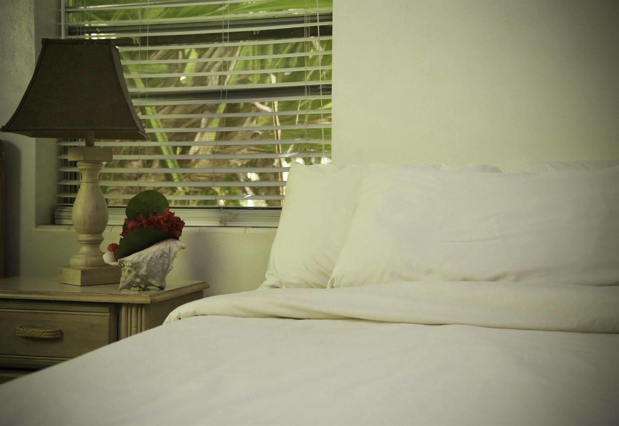Tingum Village Hotel Dunmore Town ภายนอก รูปภาพ