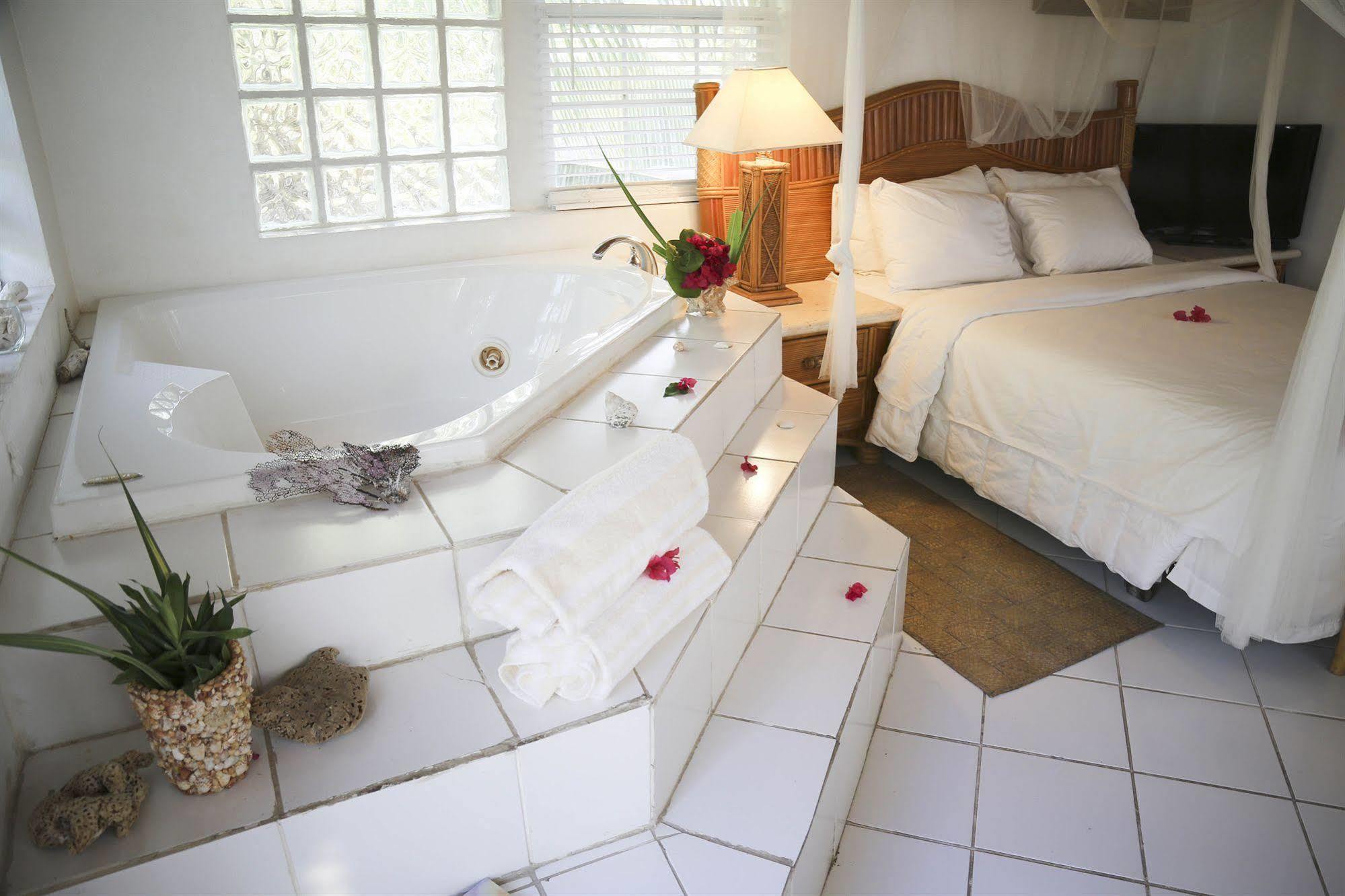 Tingum Village Hotel Dunmore Town ภายนอก รูปภาพ