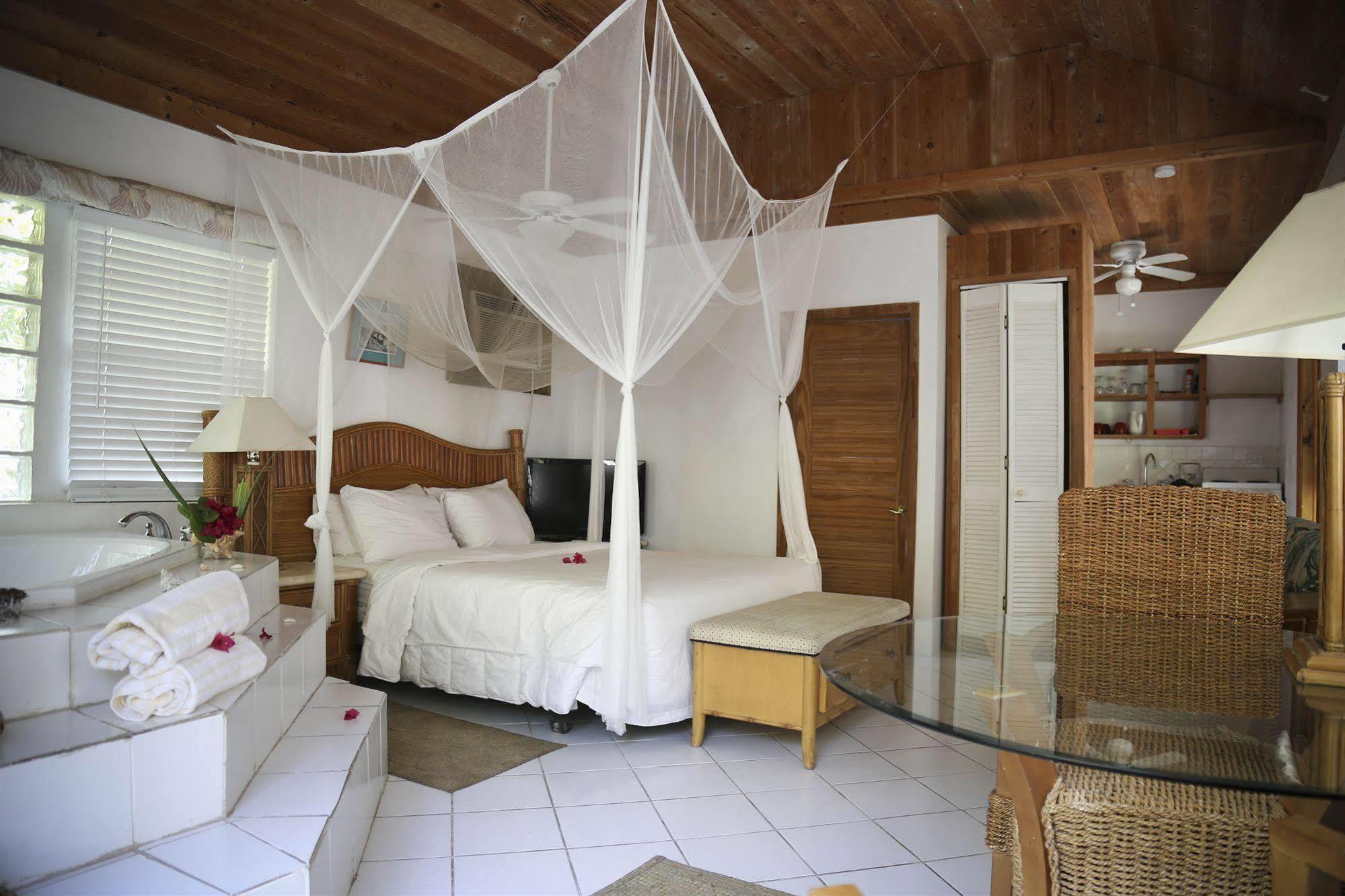 Tingum Village Hotel Dunmore Town ภายนอก รูปภาพ
